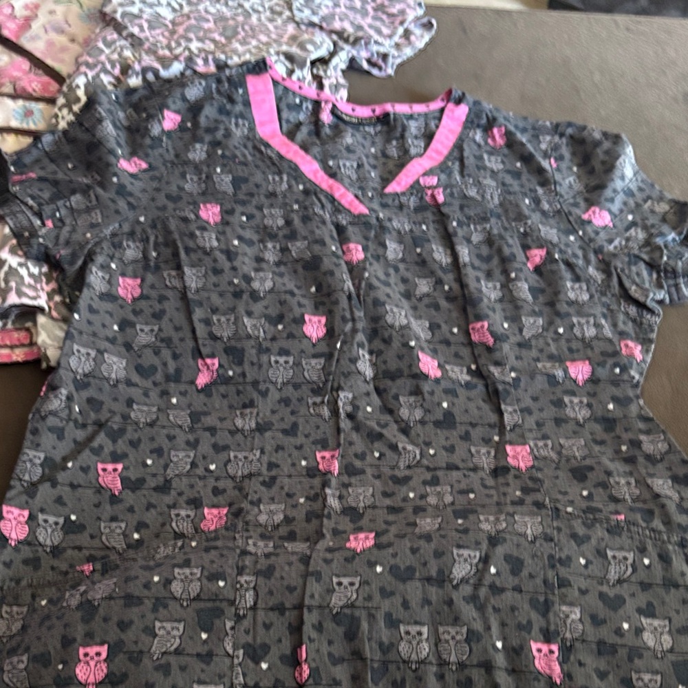 Colorful Patterned Scrub Tops - Picture 5 of 10